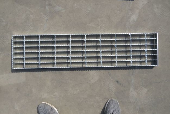 T1 Çelik Izgaralı Merdiven Basamakları 30mm Rulman Çubuğu Pitch